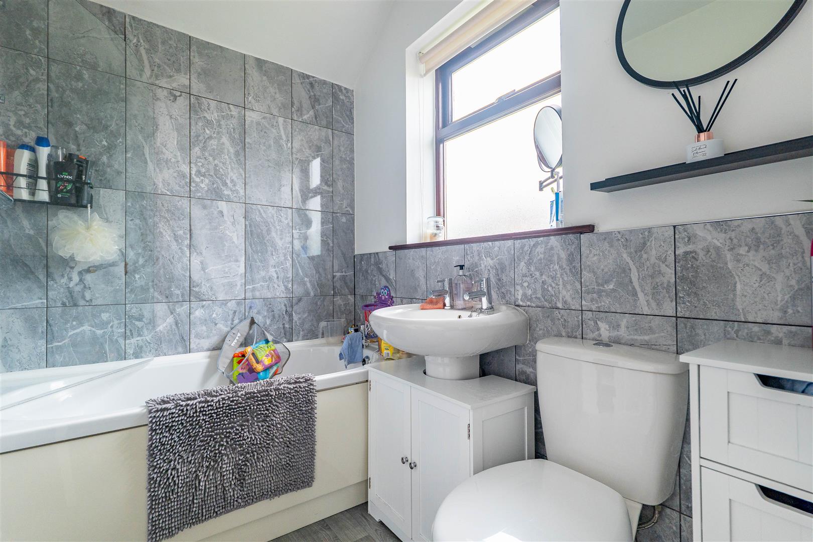 2 bed property in Rutland Avenue, Preston